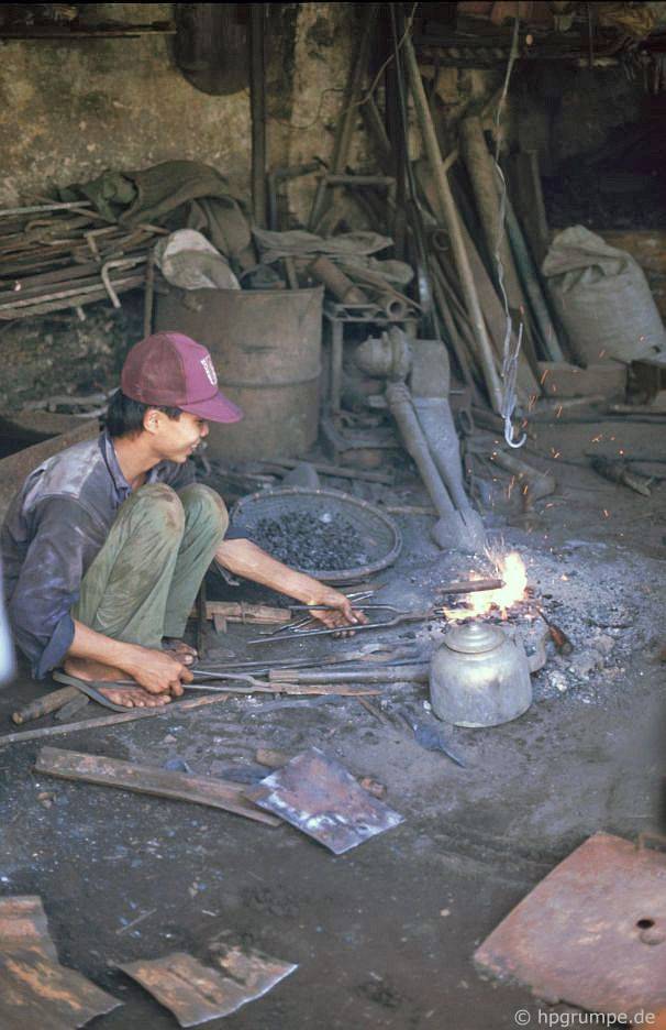 Hội An: Nhà chế biến kim loại